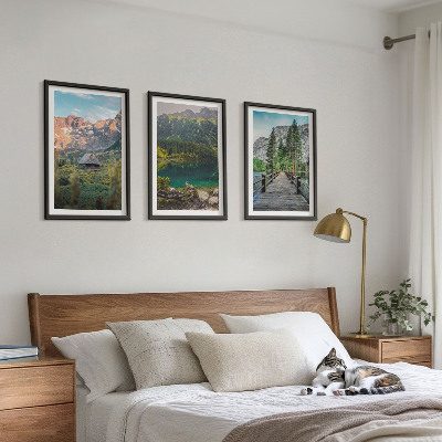 Tavelpaket med ramar Bergslandskap sjöbro
