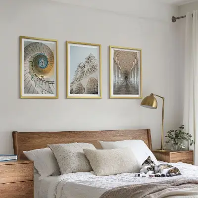 Spiraltrappa på katedralens fasad set om 3 tavlor