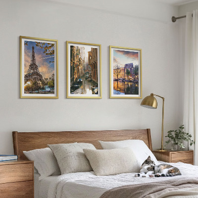 Tavelset ovanför soffa Eiffeltornet Venedig Amsterdam kanaler