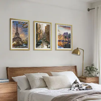 Tavelset för väggen ovanför soffan motiv med Eiffeltornet i Paris, Venedig och Amsterdams kanaler