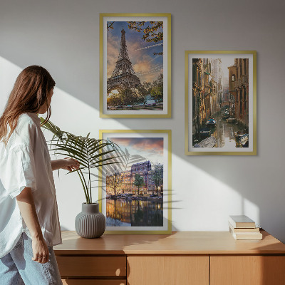 Tavelset ovanför soffa Eiffeltornet Venedig Amsterdam kanaler