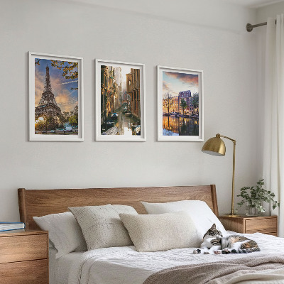 Tavelset ovanför soffa Eiffeltornet Venedig Amsterdam kanaler