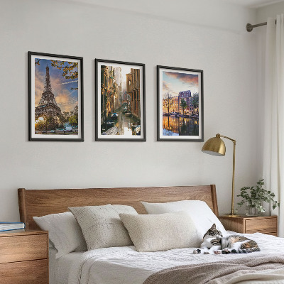 Tavelset ovanför soffa Eiffeltornet Venedig Amsterdam kanaler