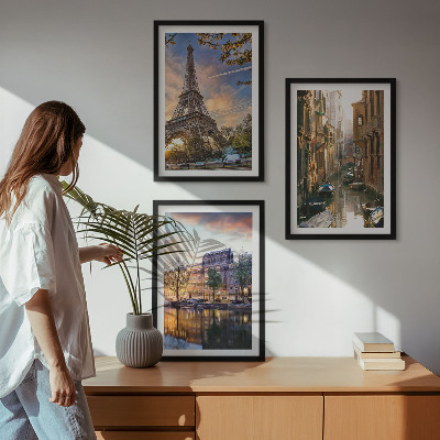 Tavelset ovanför soffa Eiffeltornet Venedig Amsterdam kanaler