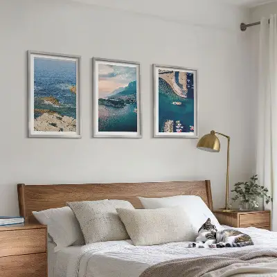 Tavelset med havsutsikt tre tavlor med motiv av klippor och hamnar