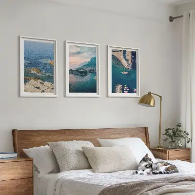 Tavelset med havsutsikt tre tavlor med motiv av klippor och hamnar