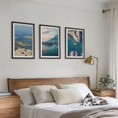 Tavelset med havsutsikt tre tavlor med motiv av klippor och hamnar