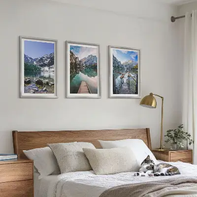 Tavelset med ramar berg, sjöar och träpirer