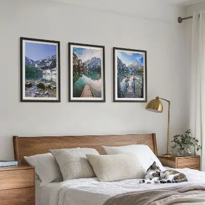 Tavelset med ramar berg, sjöar och träpirer
