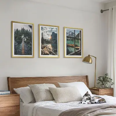 Tavelset med tre motiv bro, skog, sjö, båtar och berg