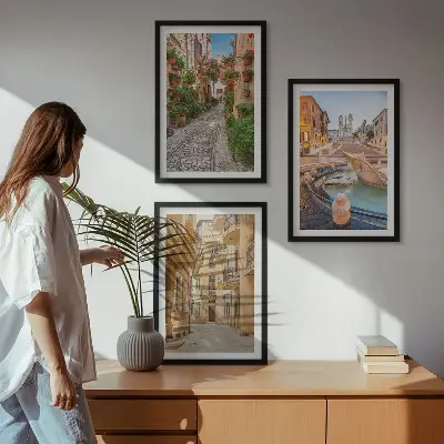 Tavelset för väggen ovanför soffan motiv av charmiga gator i Fontänen