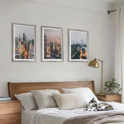Set med 3 tavlor motiv av skyskrapor med stadsljus på natten