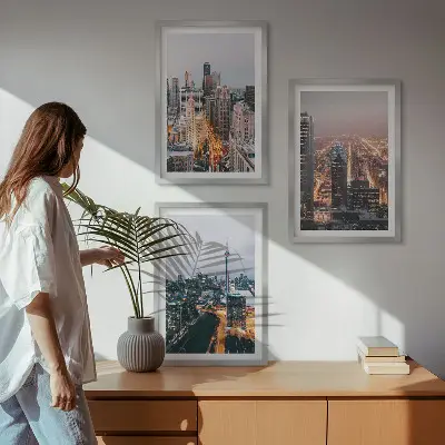 Set med 3 tavlor motiv av skyskrapor med stadsljus på natten