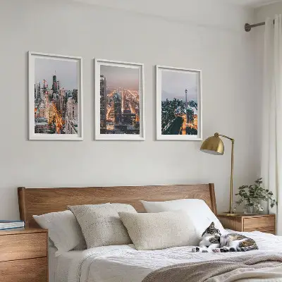 Set med 3 tavlor motiv av skyskrapor med stadsljus på natten