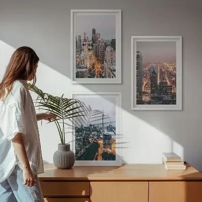 Set med 3 tavlor motiv av skyskrapor med stadsljus på natten