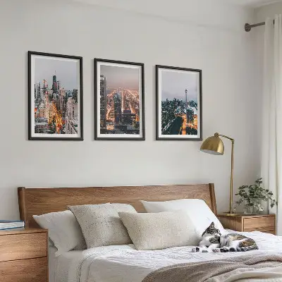 Set med 3 tavlor motiv av skyskrapor med stadsljus på natten