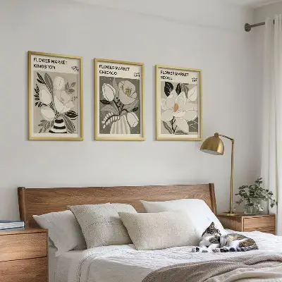 Blommor affischset för vägg ovanför soffa motiv med Kingston Seoul Chicago i retrostil
