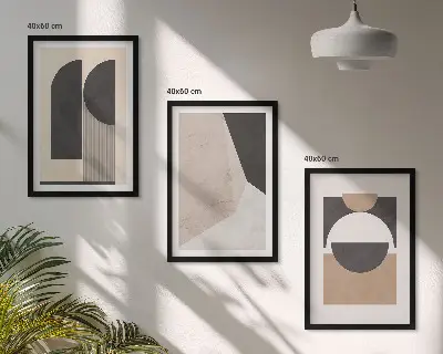 Tavelset ovanför soffa abstrakta former i beige och brunt