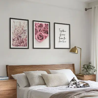 Set om 3 tavlor med motiv av blomsterbuketter med rosor och inskription