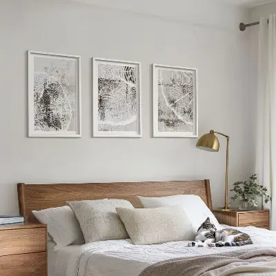Tavelset för vägg ovanför soffa grått mönster med träådring