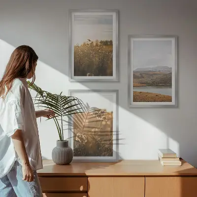 Tavelvägg med ramar landskap med ängar, berg och sjö
