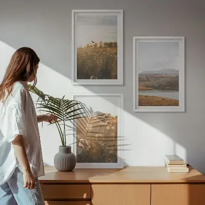 Tavelvägg med ramar landskap med ängar, berg och sjö