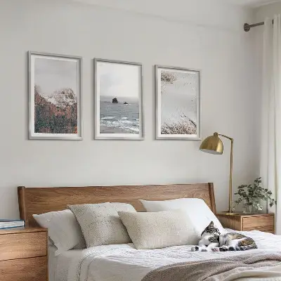 Tavelvägg med ramar naturmotiv med berg, moln, hav och sand
