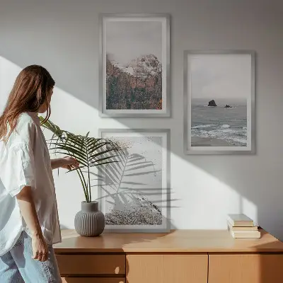 Tavelvägg med ramar naturmotiv med berg, moln, hav och sand