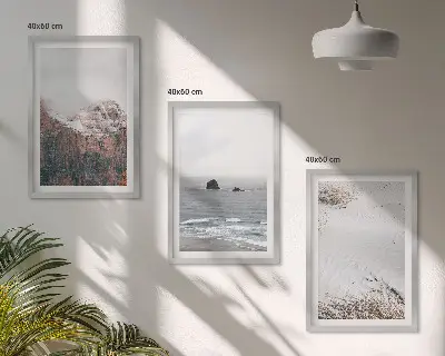 Tavelvägg med ramar naturmotiv med berg, moln, hav och sand