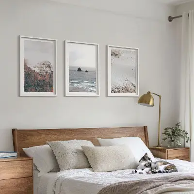 Tavelvägg med ramar naturmotiv med berg, moln, hav och sand