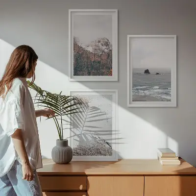 Tavelvägg med ramar naturmotiv med berg, moln, hav och sand