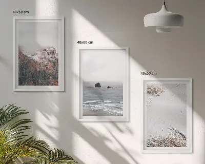 Tavelvägg med ramar naturmotiv med berg, moln, hav och sand