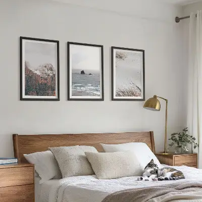 Tavelvägg med ramar naturmotiv med berg, moln, hav och sand