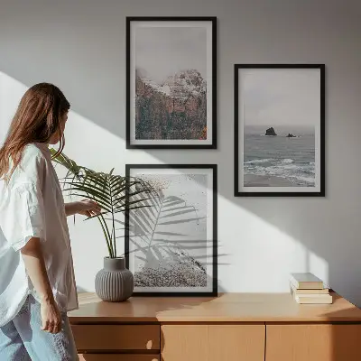 Tavelvägg med ramar naturmotiv med berg, moln, hav och sand