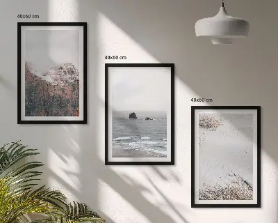 Tavelvägg med ramar naturmotiv med berg, moln, hav och sand
