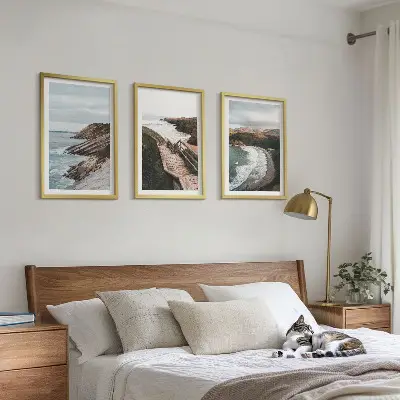 Klipputsikt och strandlandskap set med 3 tavlor