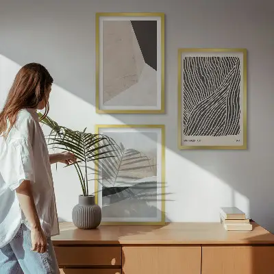 Tavelset ovanför soffan abstrakta mönster i beige och grått