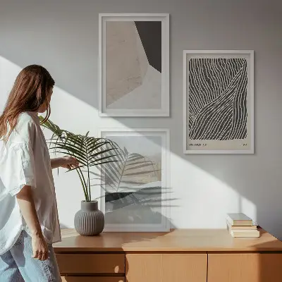 Tavelset ovanför soffan abstrakta mönster i beige och grått