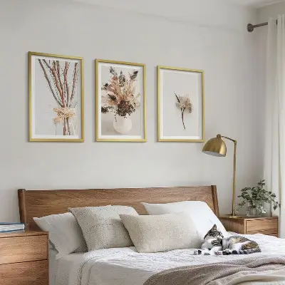 Tavelvägg med blommor och grenar minimalistiska motiv med ramar