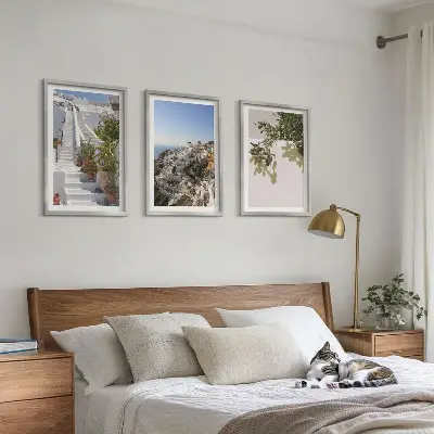 Tavloset ovanför soffa vit trappa med utsikt över Santorini