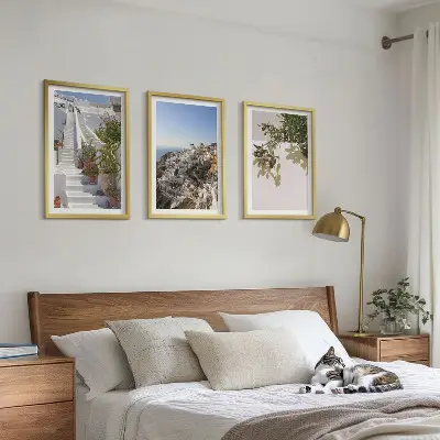 Tavloset ovanför soffa vit trappa med utsikt över Santorini