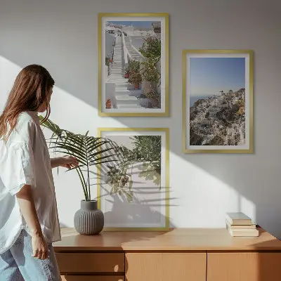Tavloset ovanför soffa vit trappa med utsikt över Santorini