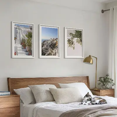 Tavloset ovanför soffa vit trappa med utsikt över Santorini