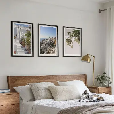 Tavloset ovanför soffa vit trappa med utsikt över Santorini