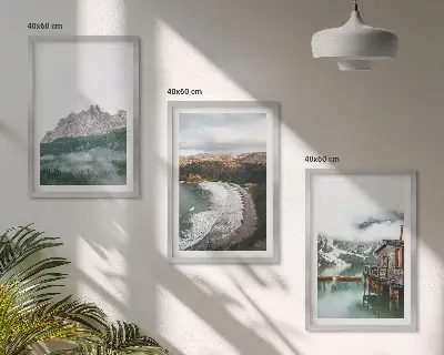 Trähus i bergslandskap set med 3 tavlor