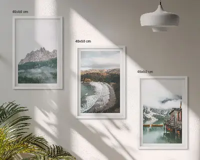 Trähus i bergslandskap set med 3 tavlor