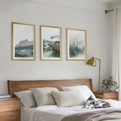 Tavelset med tre motiv berg, sjö, stuga och dimma