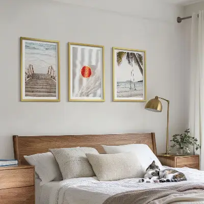 Tavelvägg med ramar strand och trätrappa semestermotiv