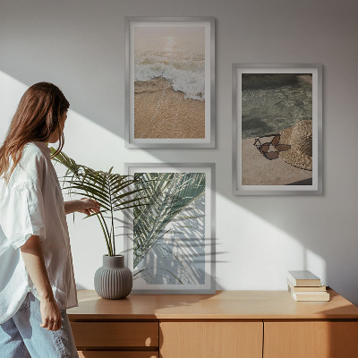 Tavelset ovanför soffa Vattenstrandhatt solglasögon