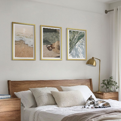 Tavelset ovanför soffa Vattenstrandhatt solglasögon